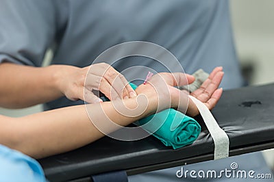 Compress arterial cannula before connect monitor Stock Photo