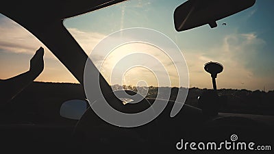 Conceito de liberdade de viagem vídeo em câmera lenta Condutores brincam com o sol de uma janela de carro sobre um fundo de um vídeos de arquivo Conceito de liberdade de viagem vídeo em câmera lenta Condutores brincam com o sol de uma janela de carro sobre um fundo de um vídeos de arquivo