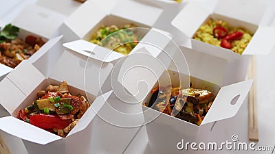 Concept asiatique d'enlèvement ou de livraison d'aliments Boîtes en papier posées sur une table blanche en bois banque de vidéos Concept asiatique d'enlèvement ou de livraison d'aliments Boîtes en papier posées sur une table blanche en bois banque de vidéos