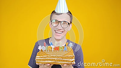 Concept De Joyeux Anniversaire Jeune Homme Drole Avec Un Gateau O Un Fond Orange Clips Videos Video Du Homme Concept Concept De Joyeux Anniversaire Jeune Homme Drole Avec Un Gateau O Un Fond Orange Clips Videos Video Du Homme Concept