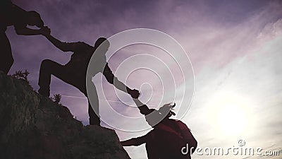 Concept de silhouette de voyages d'affaires d'aide au travail d'équipe. L'équipe de groupe de touristes prête un coup de main pour clips vidéos Concept de silhouette de voyages d'affaires d'aide au travail d'équipe. L'équipe de groupe de touristes prête un coup de main pour clips vidéos