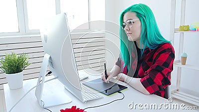 Concept de travailler en ind?pendant ou de travail de bureau Jeune concepteur féminin avec les cheveux colorés fonctionnant dans banque de vidéos Concept de travailler en ind?pendant ou de travail de bureau Jeune concepteur féminin avec les cheveux colorés fonctionnant dans banque de vidéos