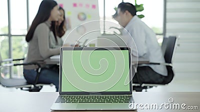 Concepts de technologie d'affaires - bureau fonctionnant de mode de vie de Digital Ordinateur portable avec l'écran vert sur la t Concepts de technologie d'affaires - bureau fonctionnant de mode de vie de Digital Ordinateur portable avec l'écran vert sur la t