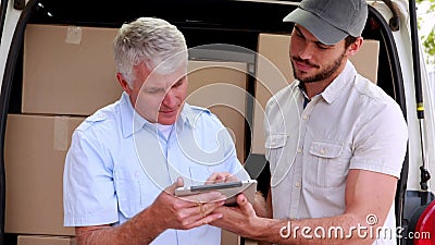 Conducteur de la livraison à l'aide du comprimé pour prendre à clients la signature Conducteur de la livraison à l'aide du comprimé pour prendre à clients la signature