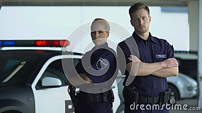 Confiante, homem e mulher, agentes da polÃcia de pé perto do carro-patrulha, passando as mãos vídeos de arquivo Confiante, homem e mulher, agentes da polÃcia de pé perto do carro-patrulha, passando as mãos vídeos de arquivo