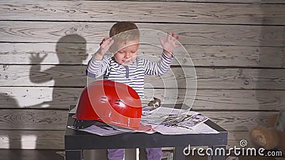 Constructeur mignon de garçon dans des vêtements de fonctionnement et Helme ingénieur de garçon travaillant sur un projet avec un banque de vidéos Constructeur mignon de garçon dans des vêtements de fonctionnement et Helme ingénieur de garçon travaillant sur un projet avec un banque de vidéos