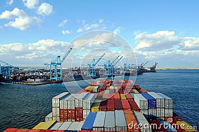 Container ship arriving to the container terminal in Newark. Stock Photo