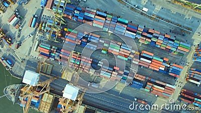 containervrachtschip, invoer-uitvoer, bedrijfs logistisch leveringsketen vervoersconcept voor het verschepen luchtmening 90 graad stock video containervrachtschip, invoer-uitvoer, bedrijfs logistisch leveringsketen vervoersconcept voor het verschepen luchtmening 90 graad stock video