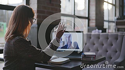 Convegno online, giovane e bella imprenditrice femminile, sta seguendo corsi di formazione a distanza per imprenditori stock footage Convegno online, giovane e bella imprenditrice femminile, sta seguendo corsi di formazione a distanza per imprenditori stock footage