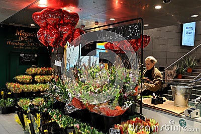 Balloons and red roses flower bouquets on sale for valentine day Editorial Stock Photo