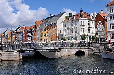 TOURISTS ENJOY SUMMER DAY ON NYHAVN CANAL Editorial Stock Photo