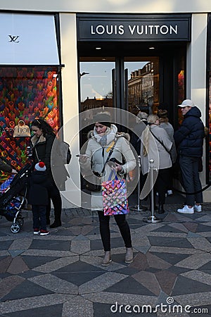 LOUIS VUITTON CHRISTMAS SHOPPERS IN COPENHAGEN Editorial Stock Photo