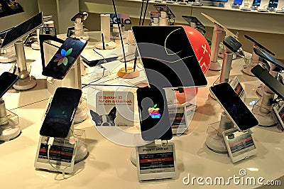 APPLE IPHONES AND TABLET DISPLAY IN STORE Editorial Stock Photo