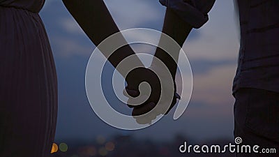 Coppie degli amanti che si tengono per mano e che separano strettamente, storia di amore, disfacimento video d archivio Coppie degli amanti che si tengono per mano e che separano strettamente, storia di amore, disfacimento video d archivio