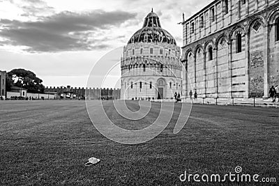 A Corona mask in front of the cathedral and baptistery in Pisa Stock Photo