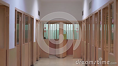 Corredor com cabinas para encontros com prisioneiros Corredor com cabinas para encontros com prisioneiros