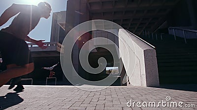 Corredores livres que executam o parkour no espaço urbano vídeos de arquivo Corredores livres que executam o parkour no espaço urbano vídeos de arquivo