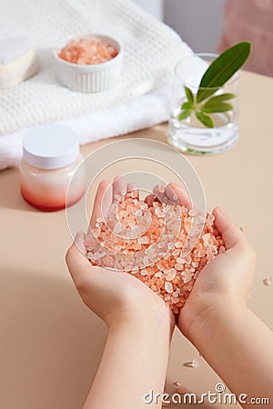 Cosmetic jar without label displayed. Pink himalayan salt can improve skin conditions and soothe sore muscles Stock Photo