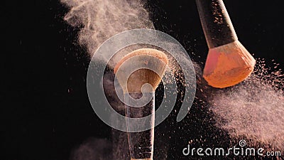 Cosmético y concepto de la belleza Cepillo cosmético con el polvo cosmético del rosa en colores pastel en fondo negro almacen de video Cosmético y concepto de la belleza Cepillo cosmético con el polvo cosmético del rosa en colores pastel en fondo negro almacen de video