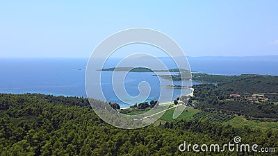 Costa Con árboles, Centro Vacacional Y Playas De Arena En Un Mar Azul  Limpio Y Tranquilo. Vista Aérea Metrajes - Vídeo de azul, aéreo: 195856748