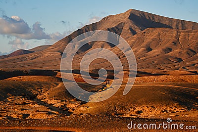 Costa de Papagayo at sunset. View to the mountain range Los Ajaches. Lanzarote, Spain Stock Photo