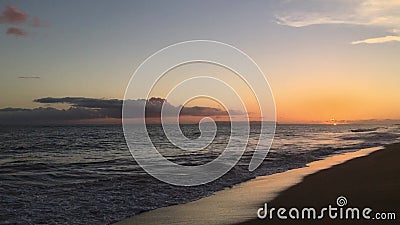 Coucher de soleil au printemps à kekaha sur l'île de kauai hawaii niihau à l'horizon. banque de vidéos Coucher de soleil au printemps à kekaha sur l'île de kauai hawaii niihau à l'horizon. banque de vidéos