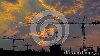 Coucher du soleil laps de temps et grue de silhouette opérant dans le grand zoom de chantier banque de vidéos Coucher du soleil laps de temps et grue de silhouette opérant dans le grand zoom de chantier banque de vidéos