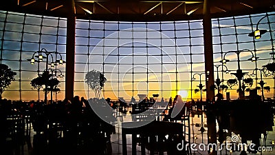 Coucher du soleil de silhouette de personnes de laps de temps de voyageurs d'aéroport banque de vidéos Coucher du soleil de silhouette de personnes de laps de temps de voyageurs d'aéroport banque de vidéos