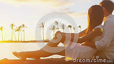 Coucher du soleil romantique de couples heureux en amour embrassant profitant des vacances de voyage à la plage banque de vidéos Coucher du soleil romantique de couples heureux en amour embrassant profitant des vacances de voyage à la plage banque de vidéos