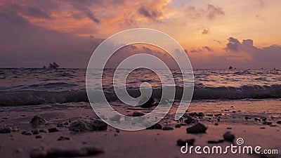 Couleurs époustouflantes du coucher de soleil tropical Les silhouettes des voiliers flottant à l'horizon océanique Été de l'île d clips vidéos Couleurs époustouflantes du coucher de soleil tropical Les silhouettes des voiliers flottant à l'horizon océanique Été de l'île d clips vidéos