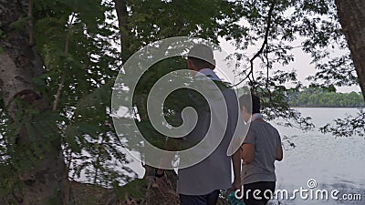 Couple d'asiatiques randonnée dans la jungle près du lac. randonneur mature en sport marche dans le parc forestier près de l'eau. banque de vidéos Couple d'asiatiques randonnée dans la jungle près du lac. randonneur mature en sport marche dans le parc forestier près de l'eau. banque de vidéos