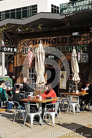 A couple dines alfresco Editorial Stock Photo