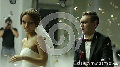 Couples affectueux de nouveaux mariés dansant la première danse au mariage enveloppé avec des confettis clips vidéos Couples affectueux de nouveaux mariés dansant la première danse au mariage enveloppé avec des confettis clips vidéos