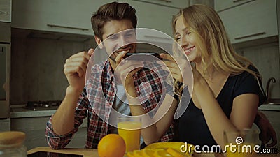 Couplez photographier le jus et des oranges dans la cuisine banque de vidéos Couplez photographier le jus et des oranges dans la cuisine banque de vidéos