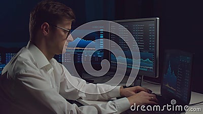 Courtier travaillant au bureau à l'aide d'un poste de travail et d'une technologie d'analyse Lieu de travail du professionnel Fin banque de vidéos Courtier travaillant au bureau à l'aide d'un poste de travail et d'une technologie d'analyse Lieu de travail du professionnel Fin banque de vidéos