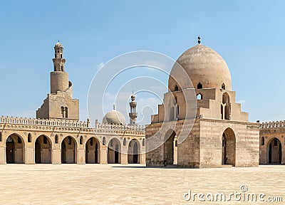 Courtyard of Ibn Tulun public historical mosque, Cairo, Egypt. View showing the ablution fountain, and the minaret Stock Photo