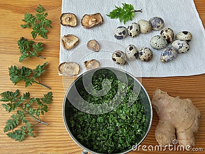 Cow parsley omelet cook, Cooking with ginger, wild plants, Cow parsley and goutweed and quail eggs Stock Photo