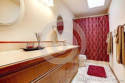 Cozy bathroom with red rug and curtains Stock Photo