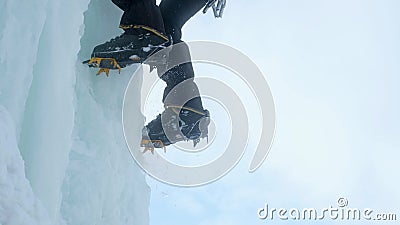 Crampons en gros plan sur son glaciériste de pieds, grimpeur sur une cascade congelée clips vidéos Crampons en gros plan sur son glaciériste de pieds, grimpeur sur une cascade congelée clips vidéos