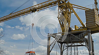 Crane Keeps Cistern de levantamento amarelo filme Crane Keeps Cistern de levantamento amarelo filme