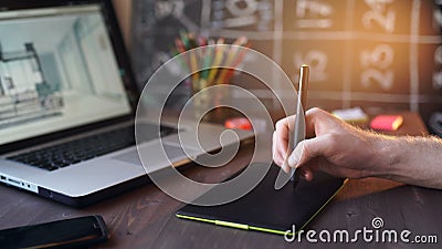 Creatieve zakenman die op grafische tablet schrijven terwijl het gebruiken van laptop in bureau stock videobeelden Creatieve zakenman die op grafische tablet schrijven terwijl het gebruiken van laptop in bureau stock videobeelden