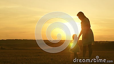 Criança e mãe brincam no campo, o bebê foge da mãe Feliz jovem família conceito de família feliz conceito filme Criança e mãe brincam no campo, o bebê foge da mãe Feliz jovem família conceito de família feliz conceito filme