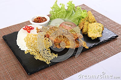 Ayam Kremes nasi putih dengan sambal ulek Indonesia Stock Photo