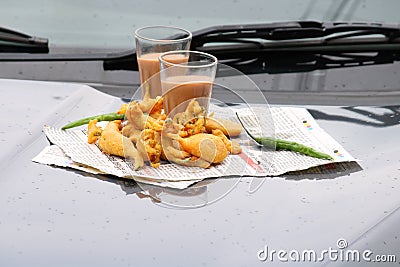 Crispy pakoras, Aloo pakoda, pyaaz pakoda, mirchi pakoda in rainy season with hot chai or tea Stock Photo