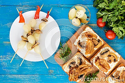 Crispy toasted white bread in the shape of a square with mushrooms, onions, french fries, tartar sauce on a cutting board Stock Photo