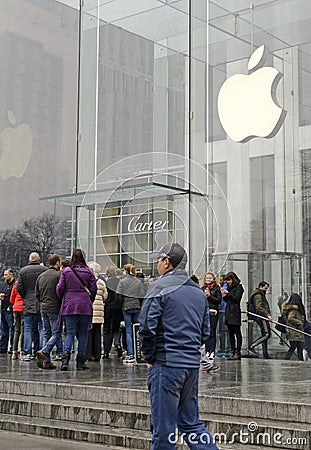 Crowds of customers outside Apple Store in New York pre-ordering the Apple Watch Editorial Stock Photo