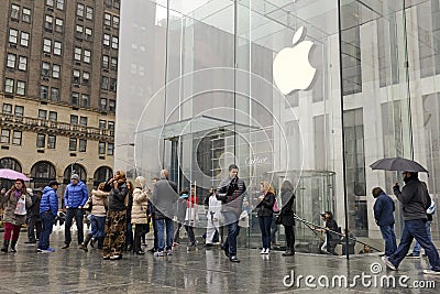 Crowds of customers outside Apple Store in New York pre-ordering the Apple Watch Editorial Stock Photo