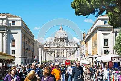 Crowds of tourists walk around the Cathedral of St. Peter in Rom Editorial Stock Photo