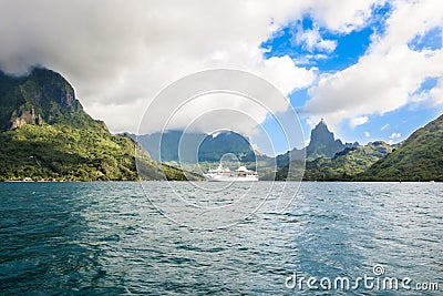 Moorea, cruise ship in Pacific Ocean Stock Photo