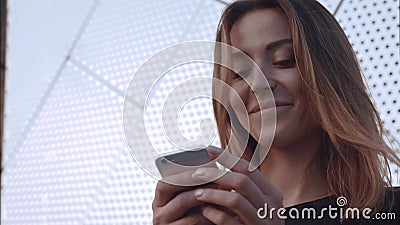 CU-Porträt eines glücklichen und durchdachten Mädchen whith Telefons stock video CU-Porträt eines glücklichen und durchdachten Mädchen whith Telefons stock video